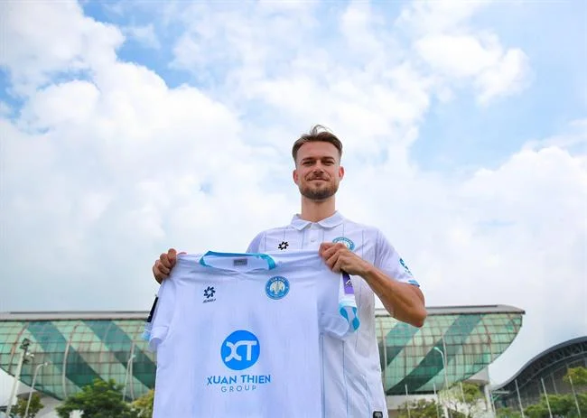 Biểu đồ tài chính và các đồng tiền vàng, tượng trưng cho mẹo quản lý vốn hiệu quả và chơi có trách nhiệm tại ga65 game.
